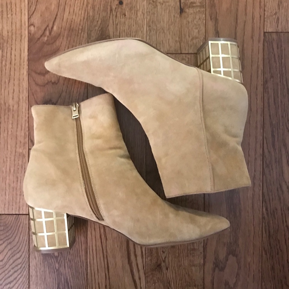 B Brian Atwood Kallie Camel Booties. Gold Cage.10M